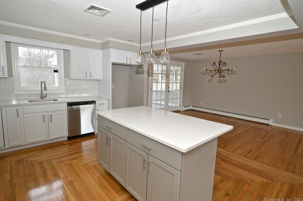 8 Cynthia Ct, Branford CT  06405-4740 exterior