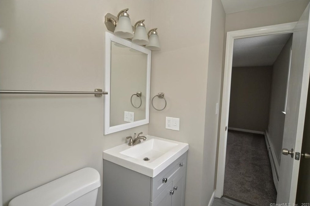 8 Cynthia Ct, Branford CT  06405-4740 exterior