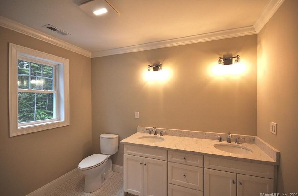 80 Jackson St, Avon CT  06001-2211 exterior
