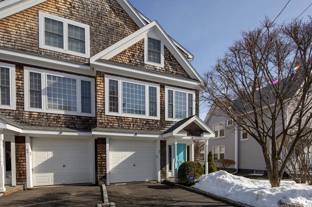 67 Thorpe St, Fairfield CT  06824-5724 exterior