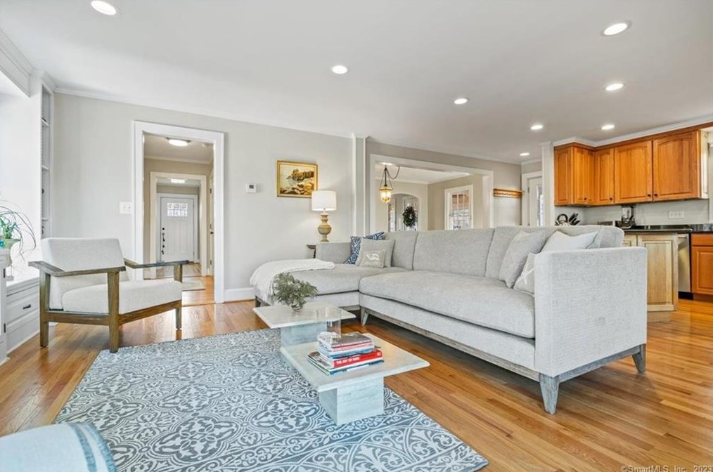 92 Grove St, Clinton CT  06413-1907 exterior