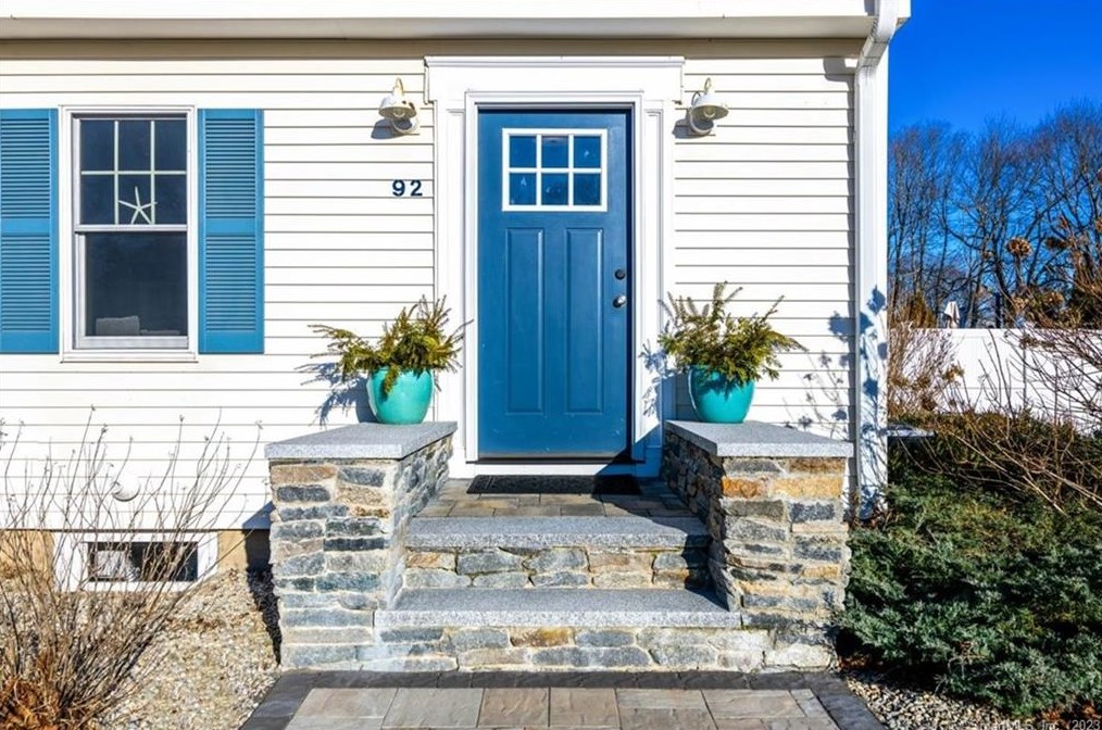 92 Grove St, Clinton CT  06413-1907 exterior