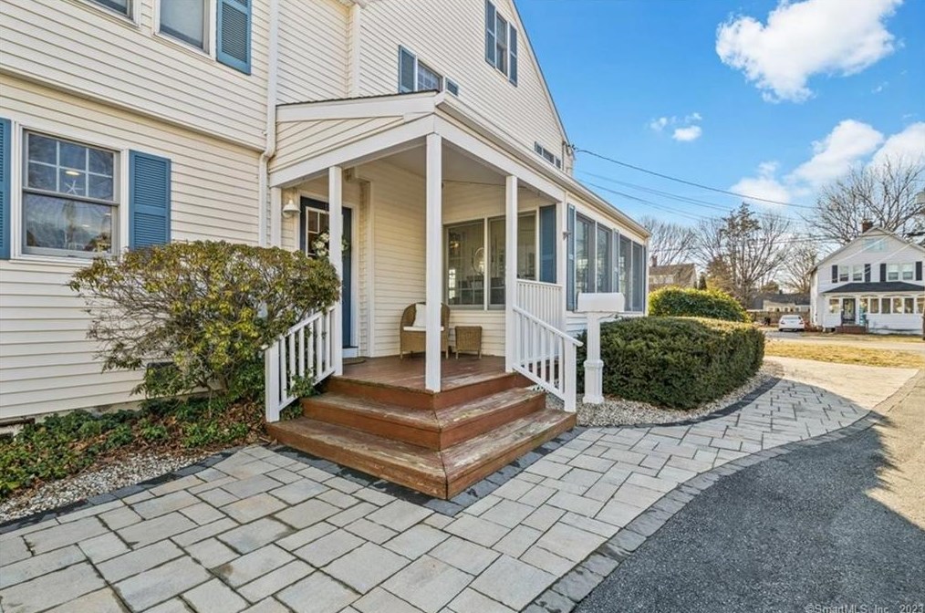 92 Grove St, Clinton CT  06413-1907 exterior