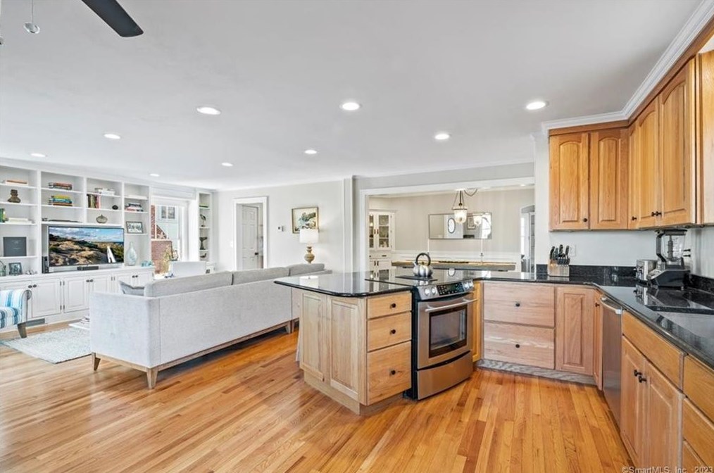 92 Grove St, Clinton CT  06413-1907 exterior