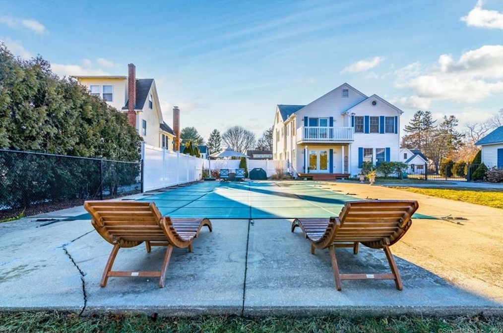 92 Grove St, Clinton CT  06413-1907 exterior