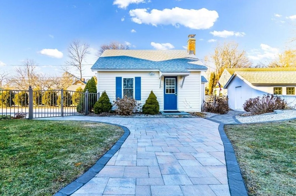 92 Grove St, Clinton CT  06413-1907 exterior