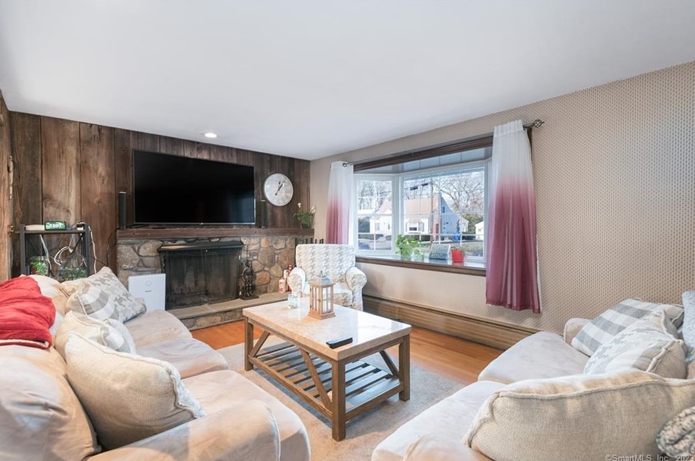 5 Depietro Dr, Hartford CT  06118-2015 exterior