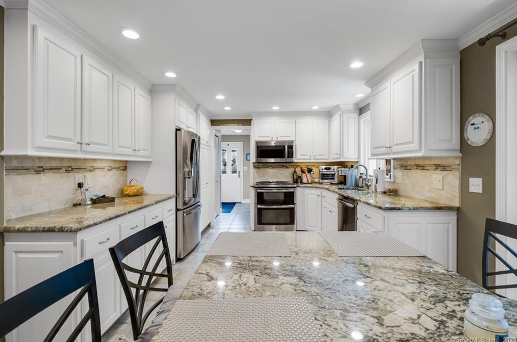 43 Pine Glen Rd, Simsbury CT 06070-2713 exterior