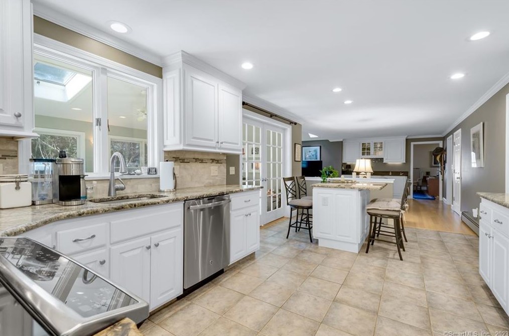 43 Pine Glen Rd, Simsbury CT 06070-2713 exterior