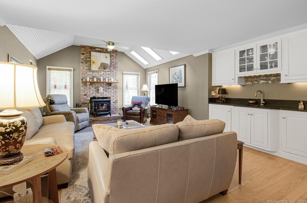 43 Pine Glen Rd, Simsbury CT 06070-2713 exterior