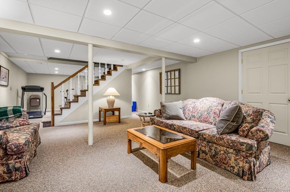 43 Pine Glen Rd, Simsbury CT 06070-2713 exterior