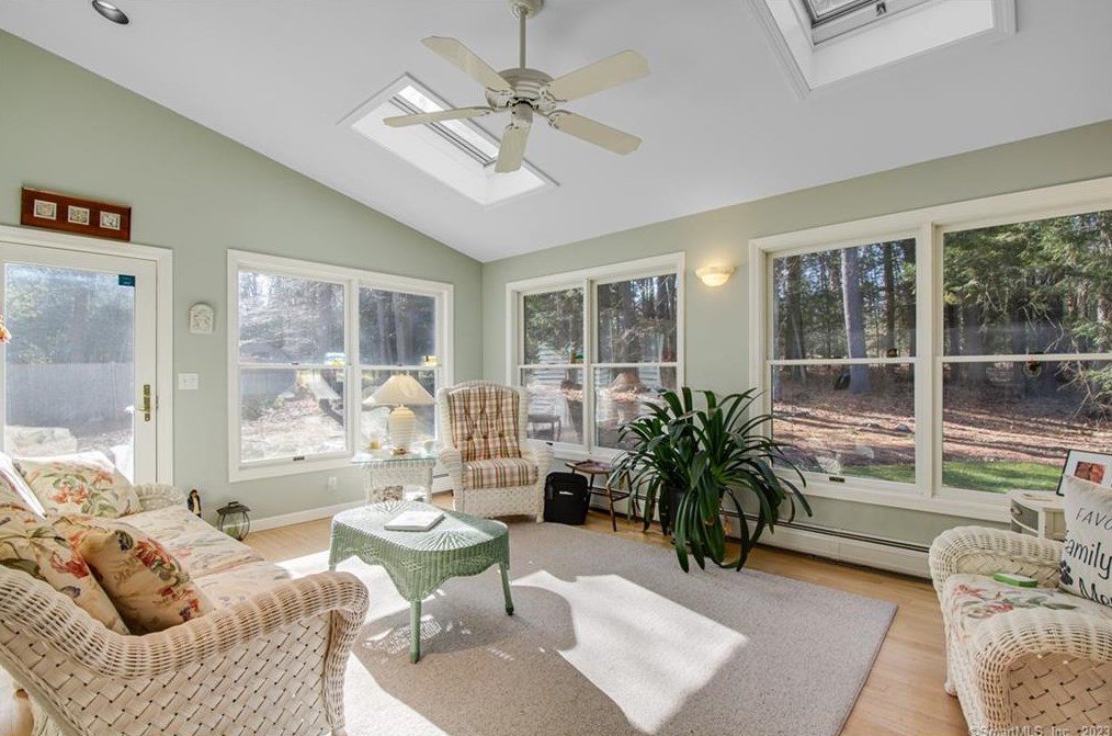 43 Pine Glen Rd, Simsbury CT 06070-2713 exterior