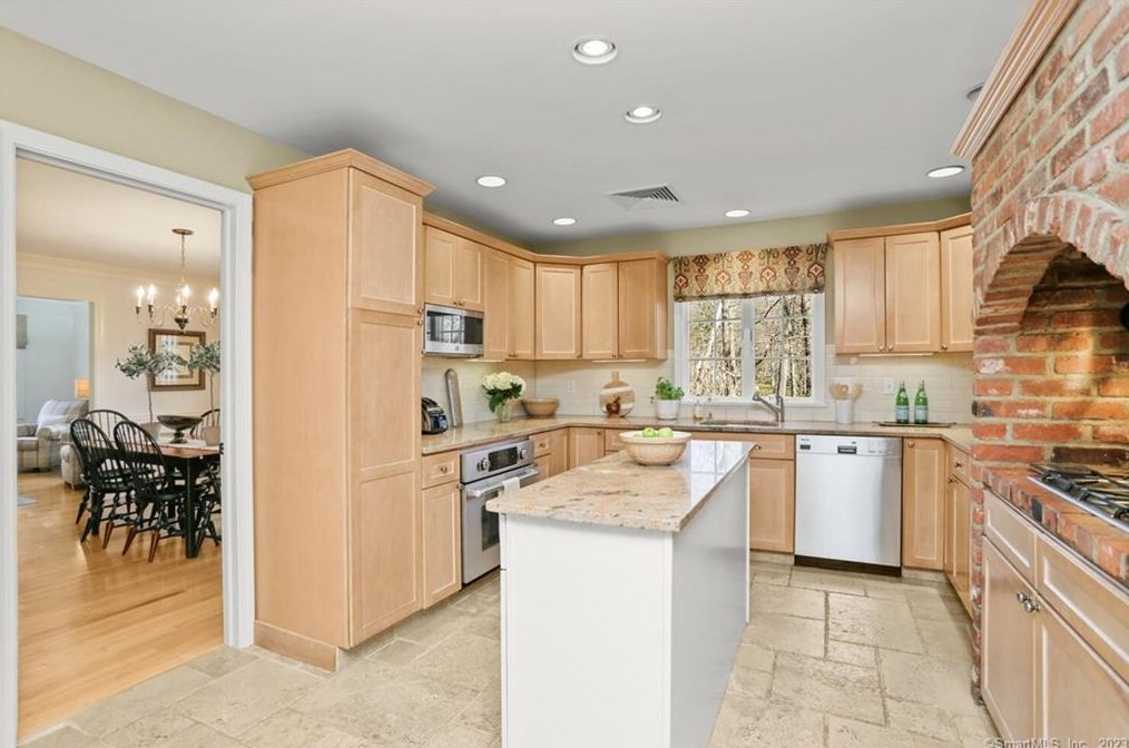 18 Pilgrim Ln, Weston CT  06883-2412 exterior