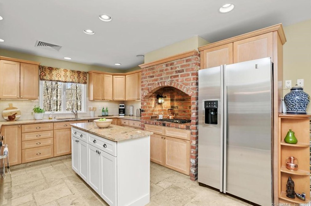 18 Pilgrim Ln, Weston CT  06883-2412 exterior