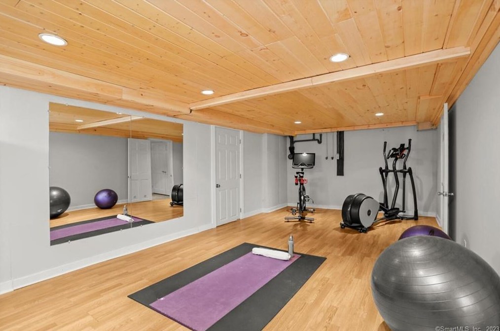 18 Pilgrim Ln, Weston CT  06883-2412 exterior