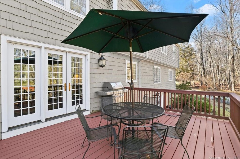 18 Pilgrim Ln, Weston CT  06883-2412 exterior