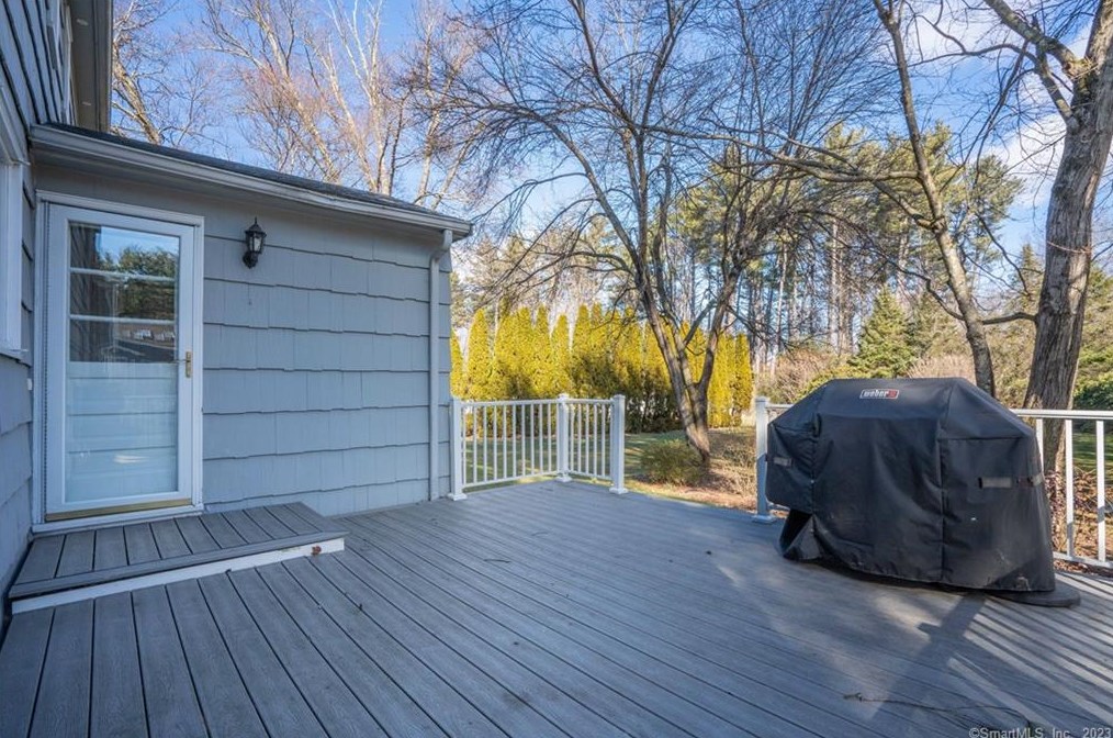 6 Hampshire Ln, Simsbury CT  06070-1224 exterior