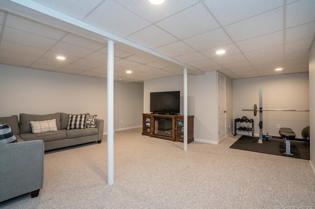 6 Hampshire Ln, Simsbury CT  06070-1224 exterior