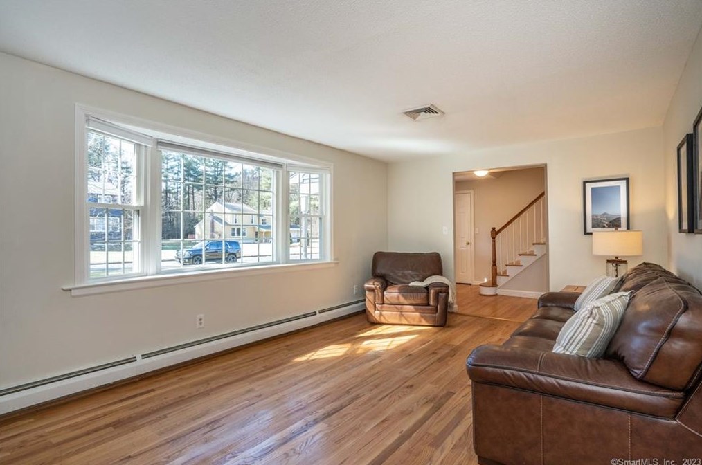 6 Hampshire Ln, Simsbury CT  06070-1224 exterior