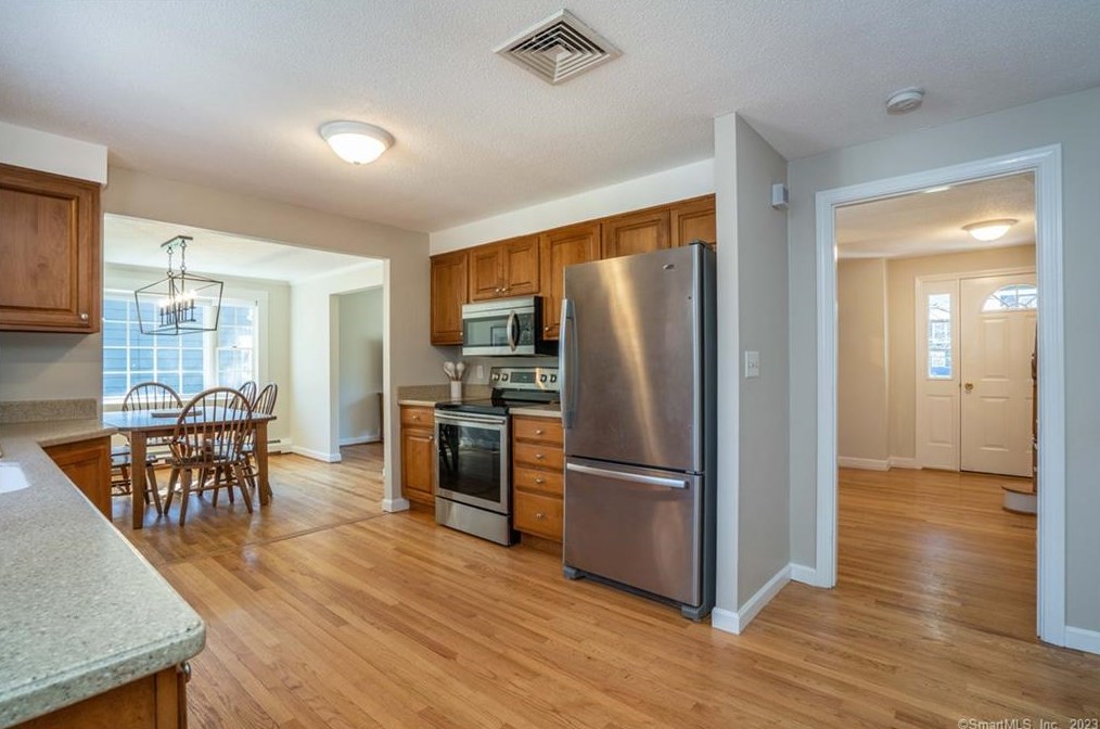 6 Hampshire Ln, Simsbury CT  06070-1224 exterior