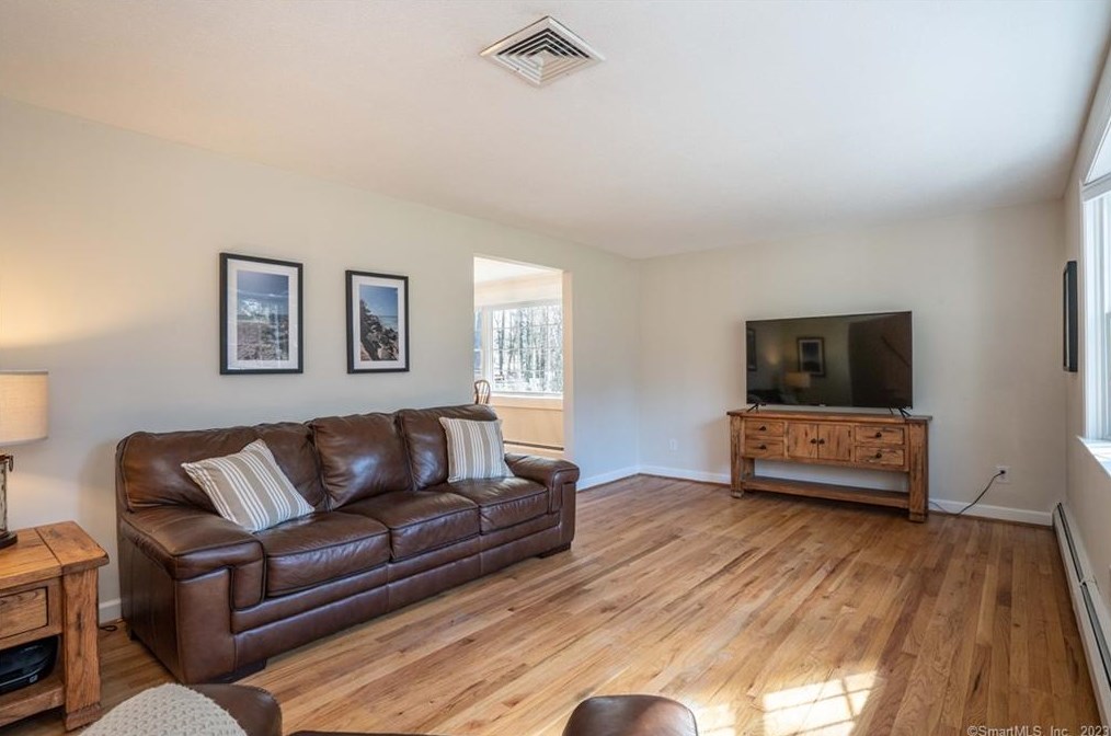 6 Hampshire Ln, Simsbury CT  06070-1224 exterior