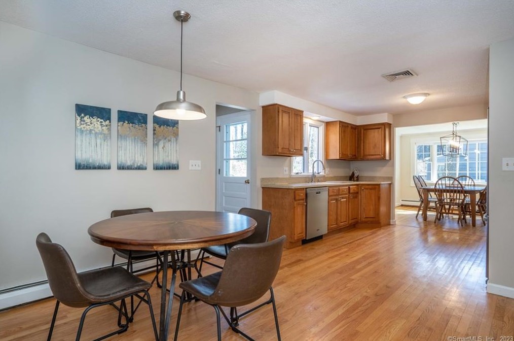 6 Hampshire Ln, Simsbury CT  06070-1224 exterior
