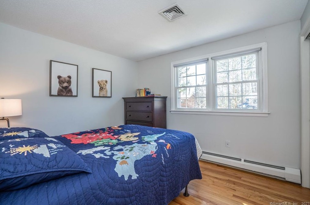 6 Hampshire Ln, Simsbury CT  06070-1224 exterior