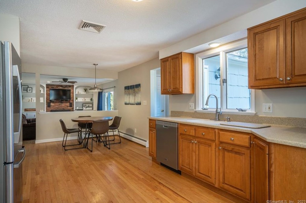 6 Hampshire Ln, Simsbury CT  06070-1224 exterior