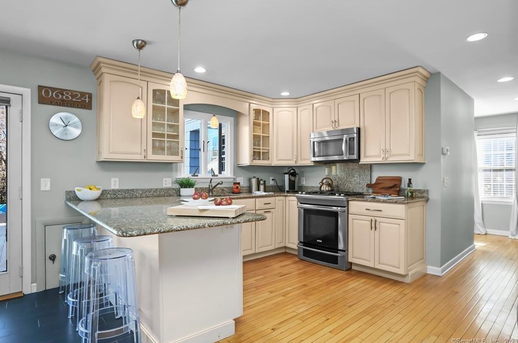 801 Pine Creek Rd, Fairfield CT  06824-6325 exterior