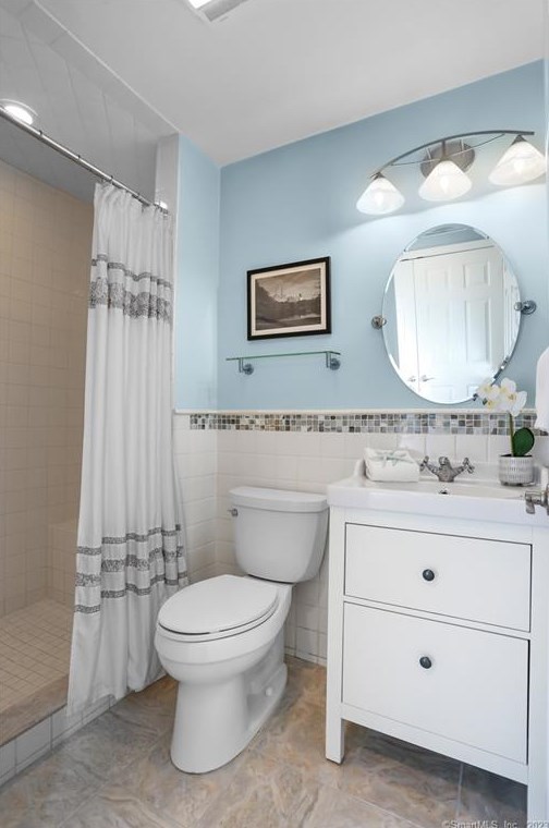 801 Pine Creek Rd, Fairfield CT  06824-6325 exterior