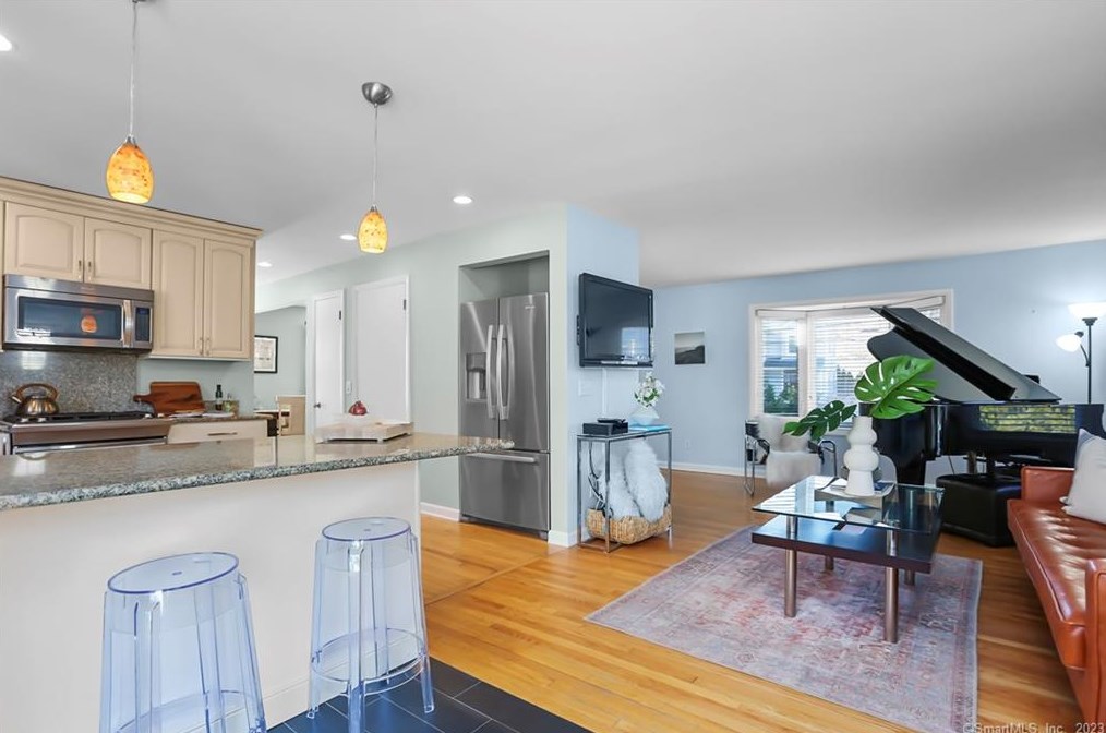 801 Pine Creek Rd, Fairfield CT  06824-6325 exterior