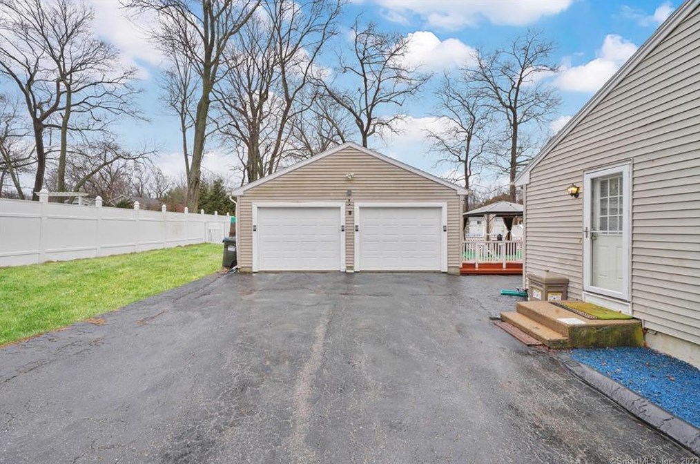 141 Yantic Ln, Norwich CT  06360-1455 exterior