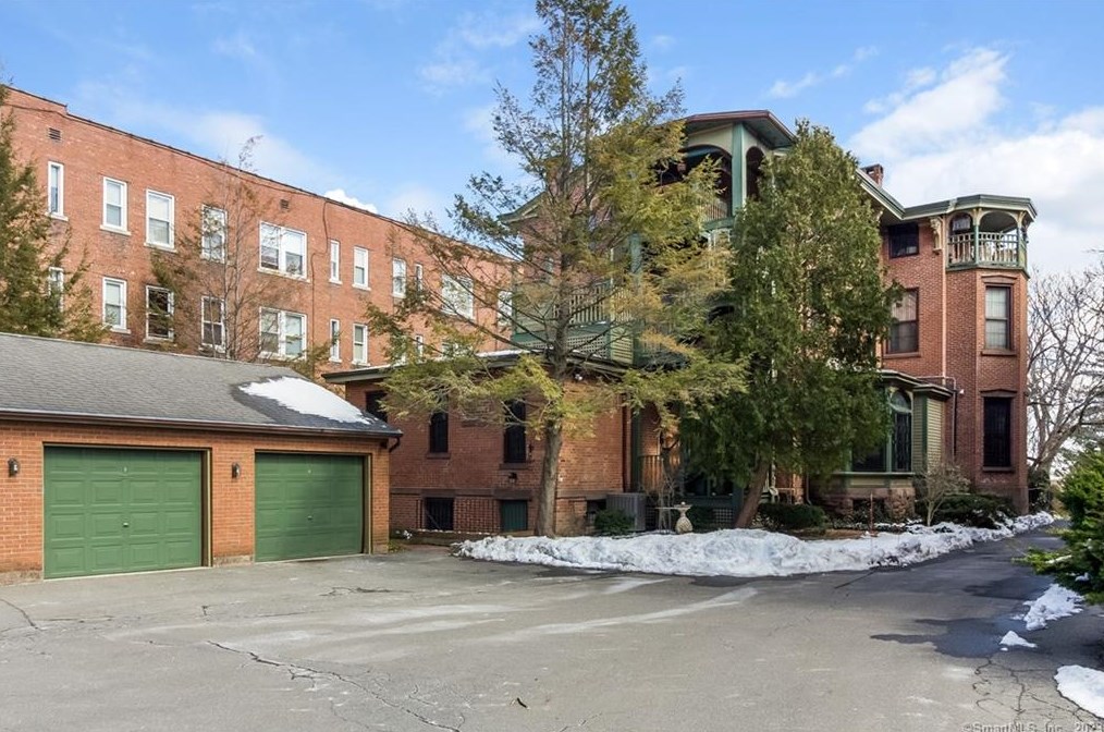 33 Charter Oak Pl, Hartford CT  06106-1965 exterior