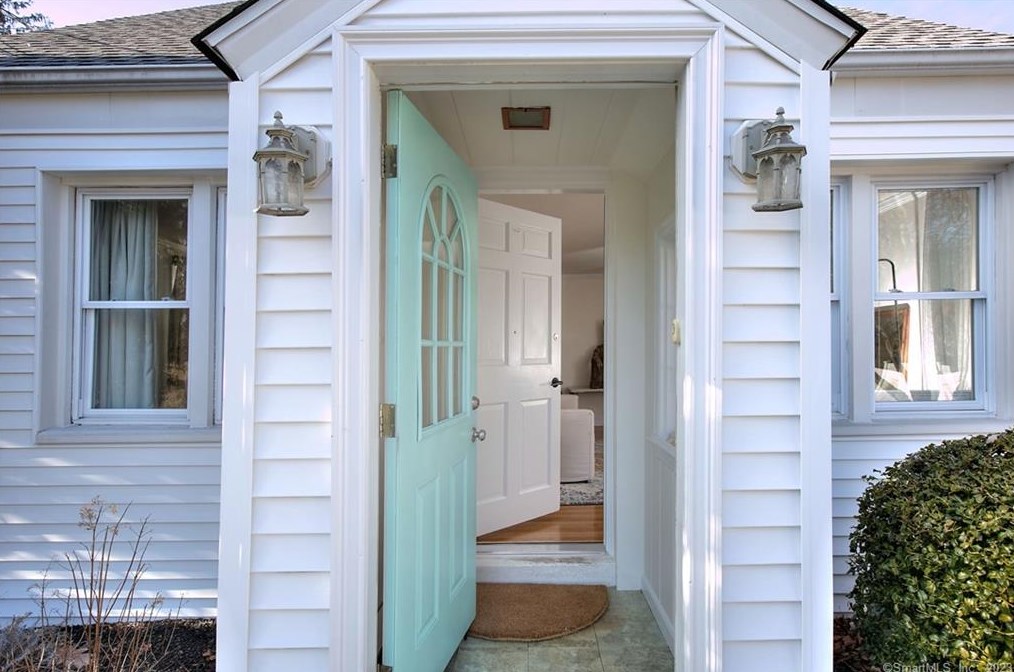 8 Oak St, Westport CT  06880-2024 exterior