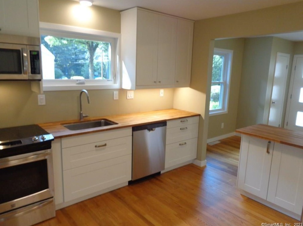 9 Silver Dr, Unionville CT  06013-2516 exterior