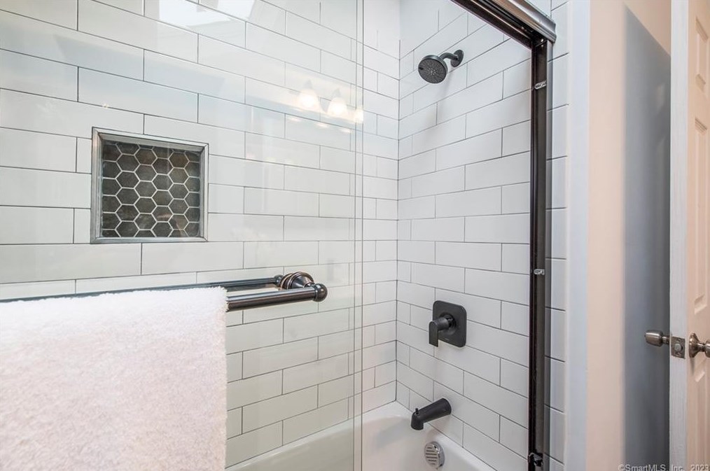 41 Brook St, Hartford CT  06108-1002 exterior