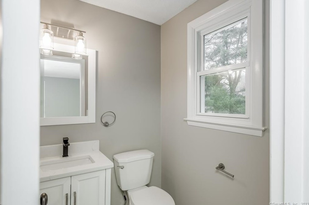 53 Evergreen Rd, Cromwell CT  06416-1638 exterior