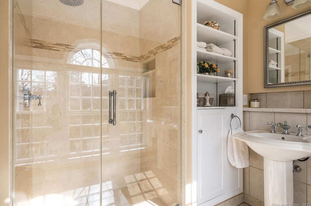 5 Highwood, Simsbury CT  06070-2509 exterior