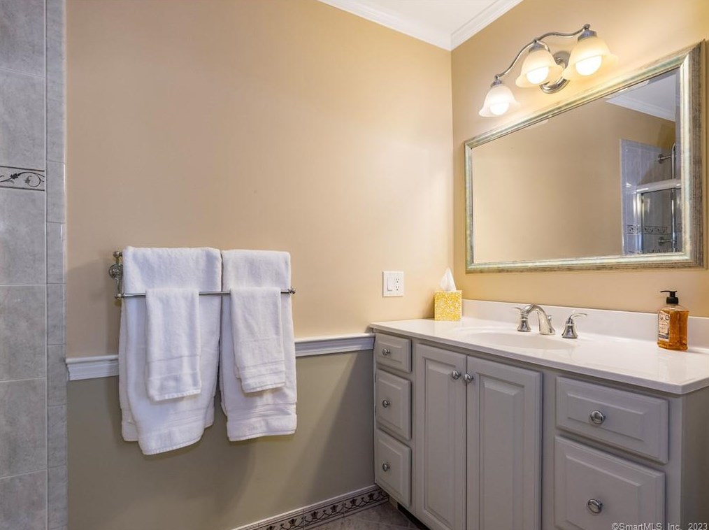 5 Highwood, Simsbury CT  06070-2509 exterior