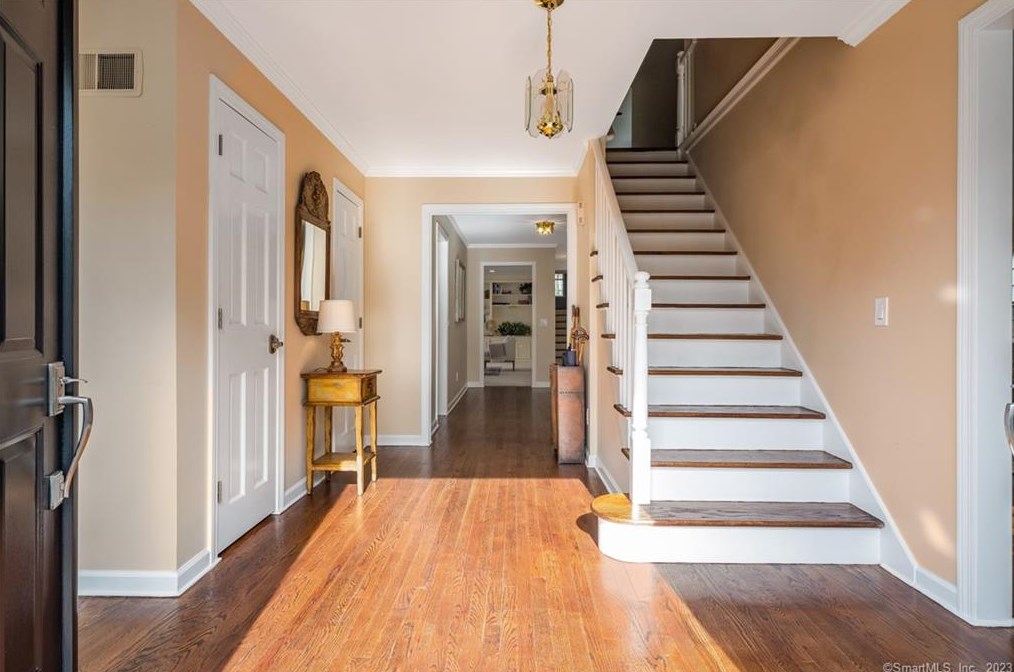 5 Highwood, Simsbury CT  06070-2509 exterior