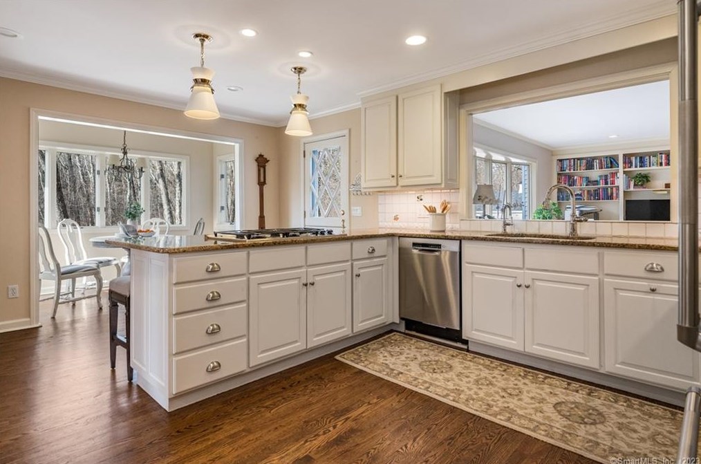 5 Highwood, Simsbury CT  06070-2509 exterior