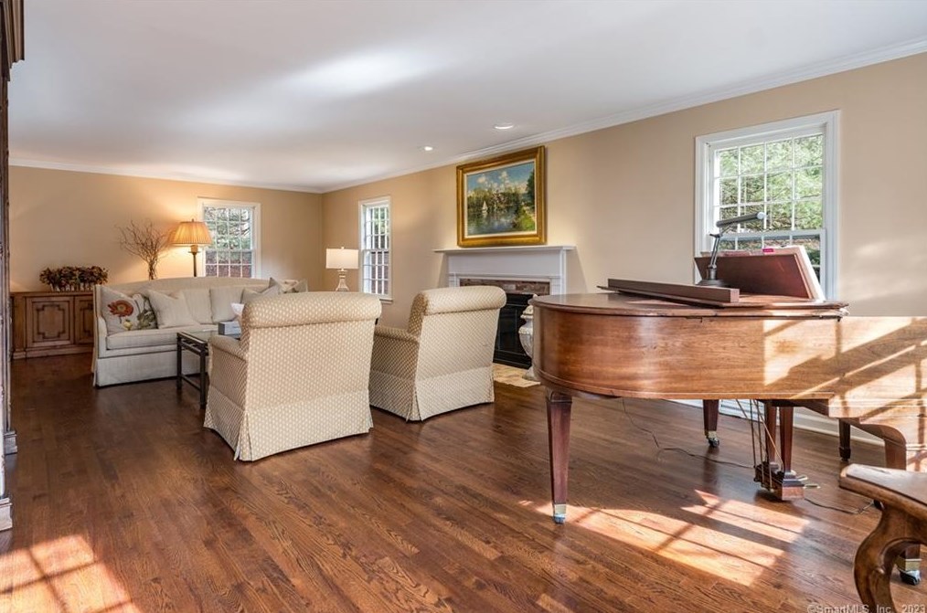 5 Highwood, Simsbury CT  06070-2509 exterior