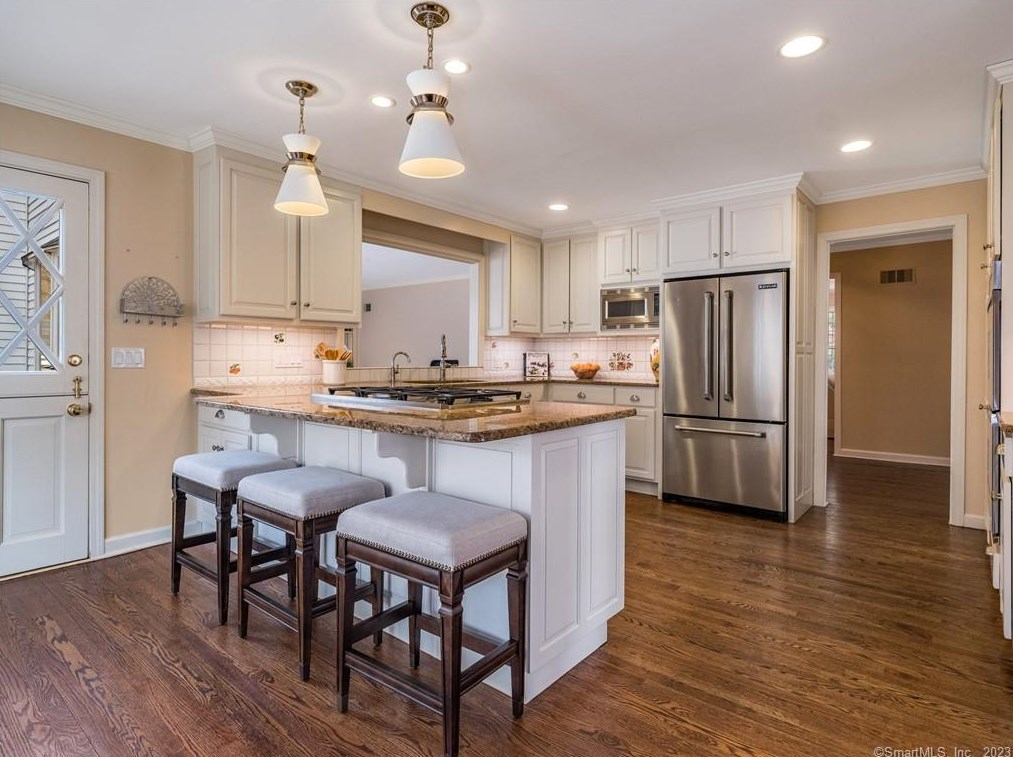 5 Highwood, Simsbury CT  06070-2509 exterior