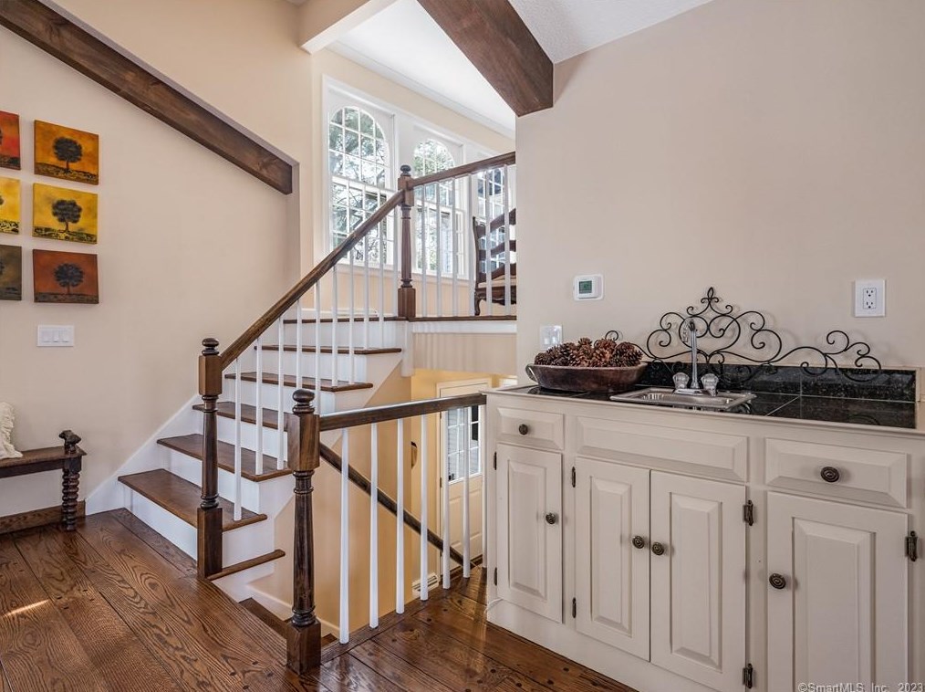 5 Highwood, Simsbury CT  06070-2509 exterior