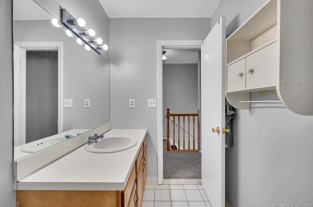 560 Yale Ave, Meriden CT 06450-8177 exterior