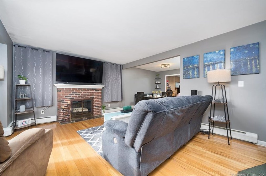 24 Holly Ln, Meriden CT  06450-4749 exterior