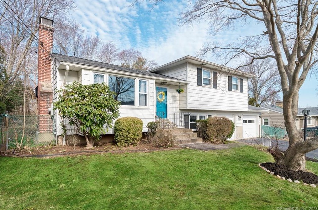 24 Holly Ln, Meriden CT  06450-4749 exterior