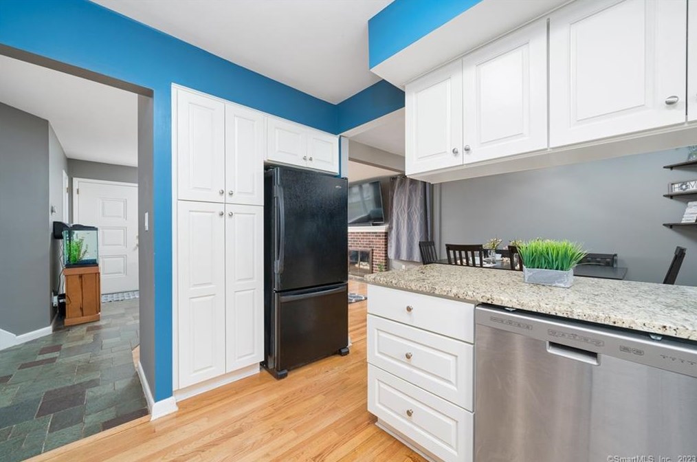 24 Holly Ln, Meriden CT  06450-4749 exterior