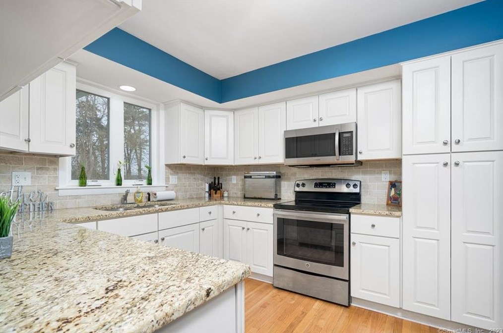 24 Holly Ln, Meriden CT  06450-4749 exterior