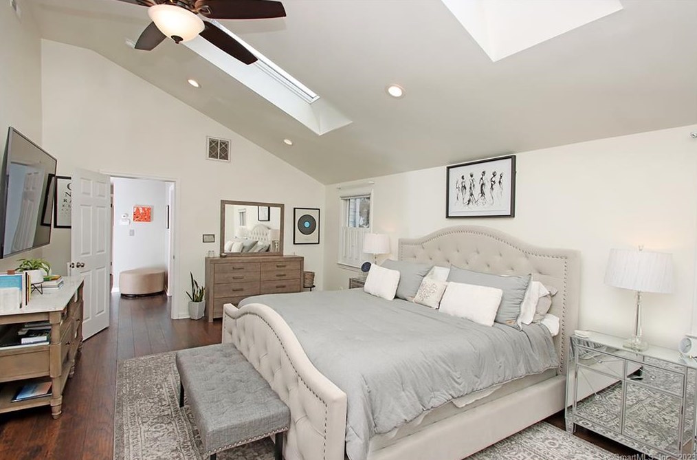 92 Fairway Dr, Meriden CT  06450-7076 exterior